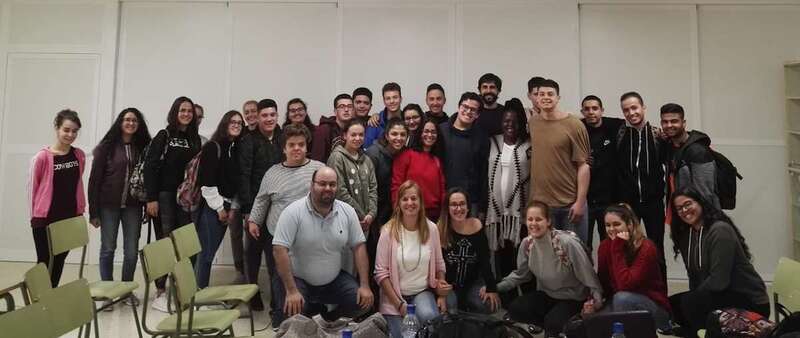 Representantes de la ONG World Project con alumnos del centro (Foto TA)